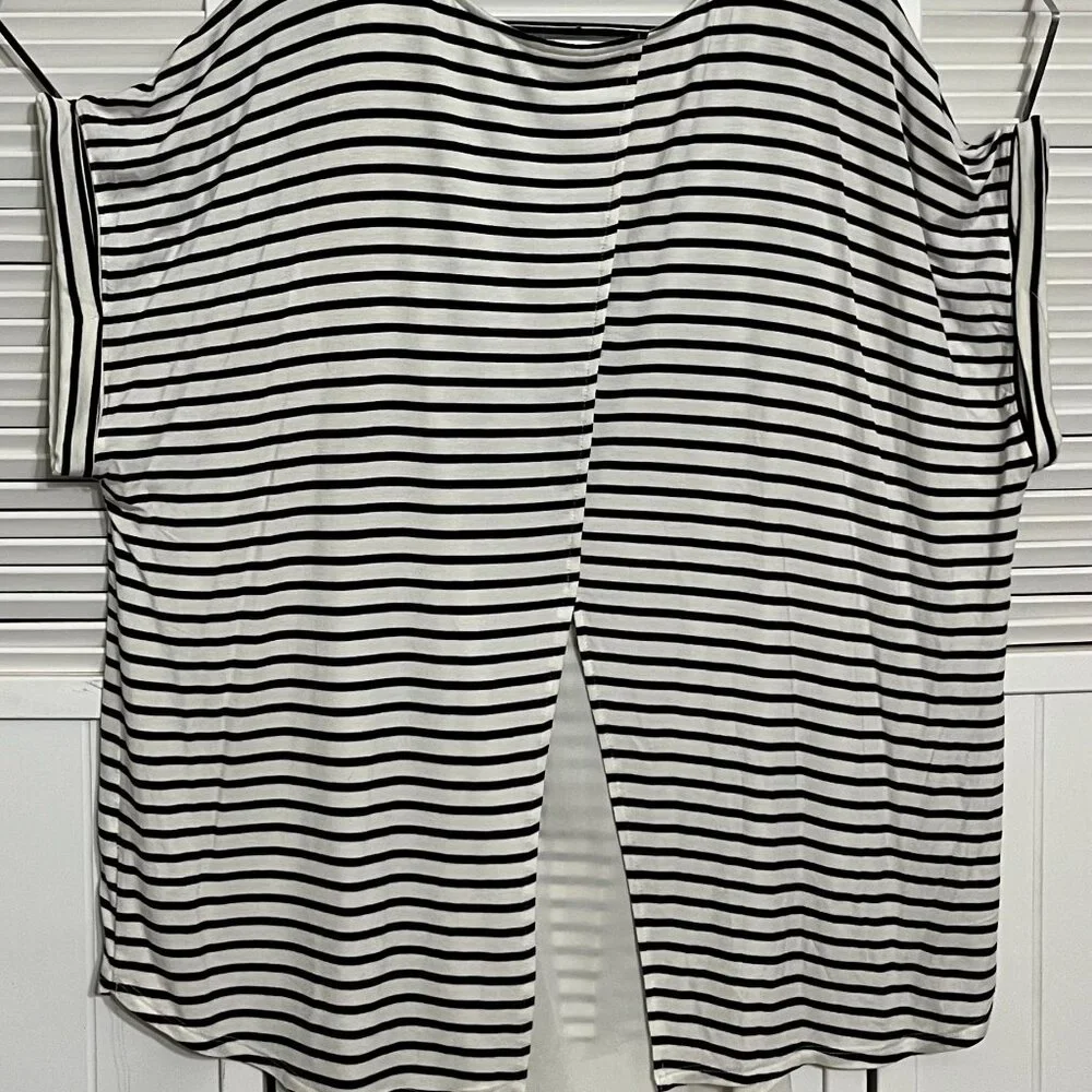 High-Lo Black and White Striped with a split bottom back, 2X , APT. 9 - Picture 5 of 5